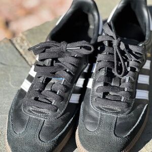 Trendy black adidas sambas!